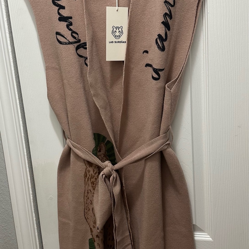 Las Sureñas Elegant Beige Sleeveless Vest with Leopard Print - Picture 2 of 6